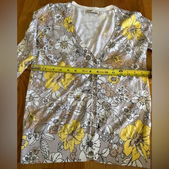 Old Navy v-neck 6 button-down flowery long sleeve sweater, size small petite - Picture 2 of 6
